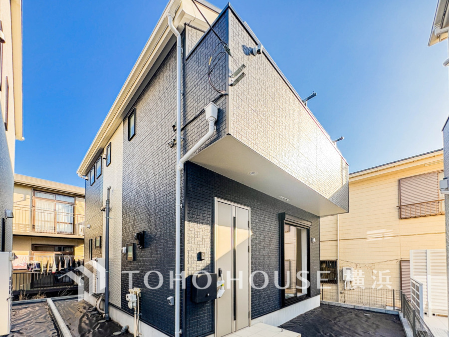 その邸が魅せる、気品・上質・重厚感・極細やかさ、そのすべては訪れた者に安らぎと品性を与える特別な空間です。ここに住むからこそ意味がある。すべての（始まり）をここから迎えます。