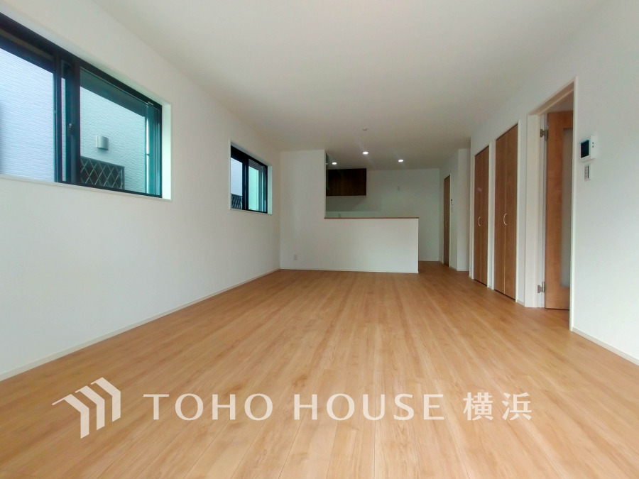 穏やかな時間の流れを楽しみ、寛ぎと笑顔が溢れるリビング。会話を楽しみ、ご家族の何気ない日常にいつもあたたかな幸せの花を添えます。