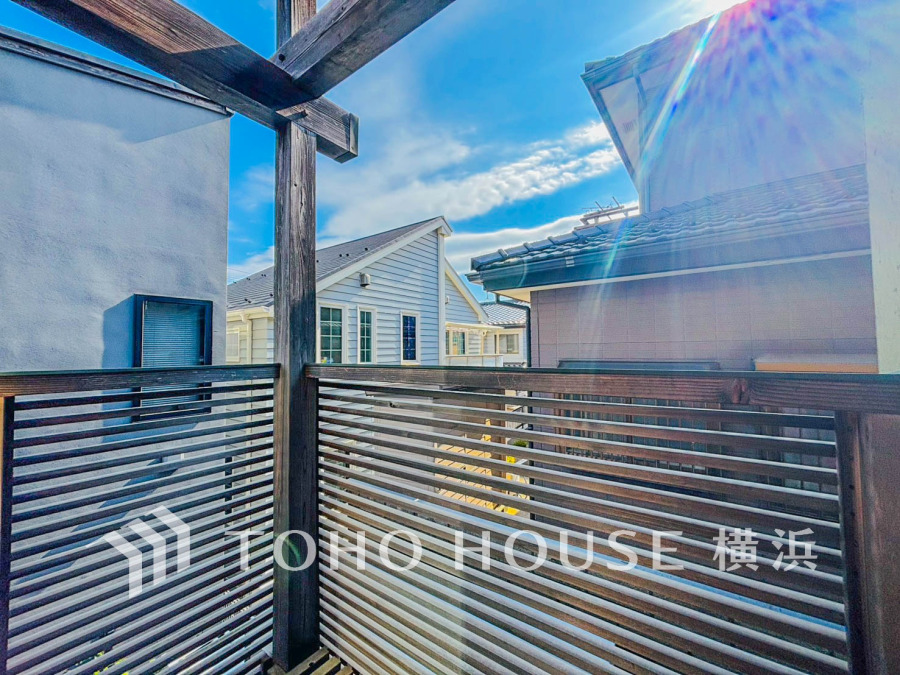 バルコニーは２箇所あり、室内に快適な光と風を取り込みます。
