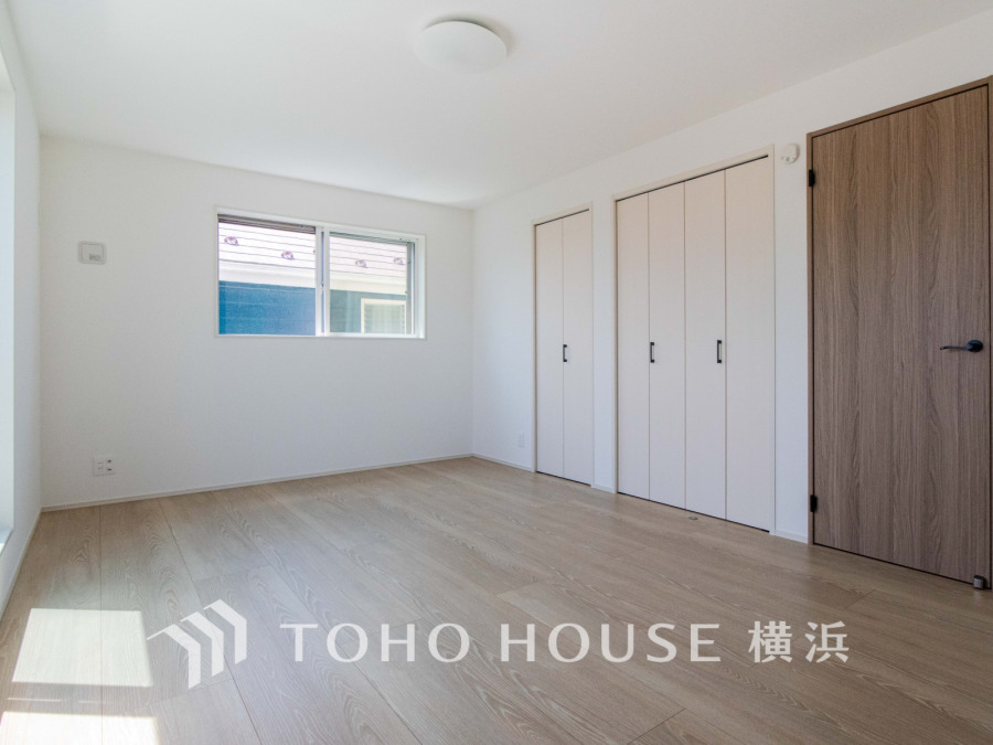 1日の疲れを癒し、心地よく寛げるようゆったりとした広さを確保しています。プライベートタイムをより優雅に穏やかに…。落ち着いた雰囲気を紡ぎます。