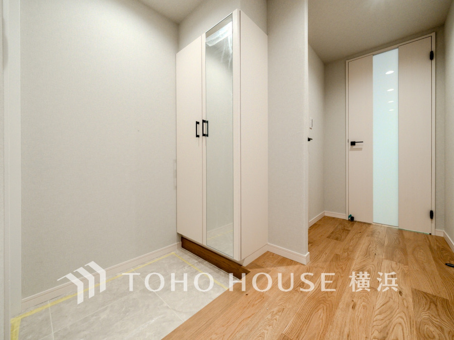 上質感漂う玄関と廊下。居住者の帰り、訪れる方を優しく迎える・安らぎに満ちた生活空間を予感させる。健やかな暮らしを楽しめることでしょう。