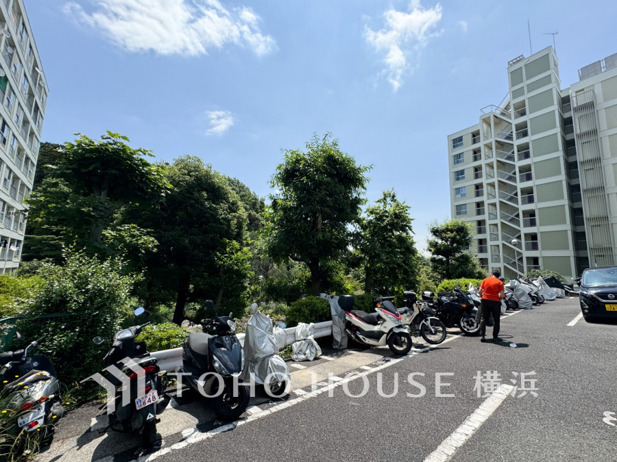 こちらはバイク置き場。空き状況は都度確認させていただきます。