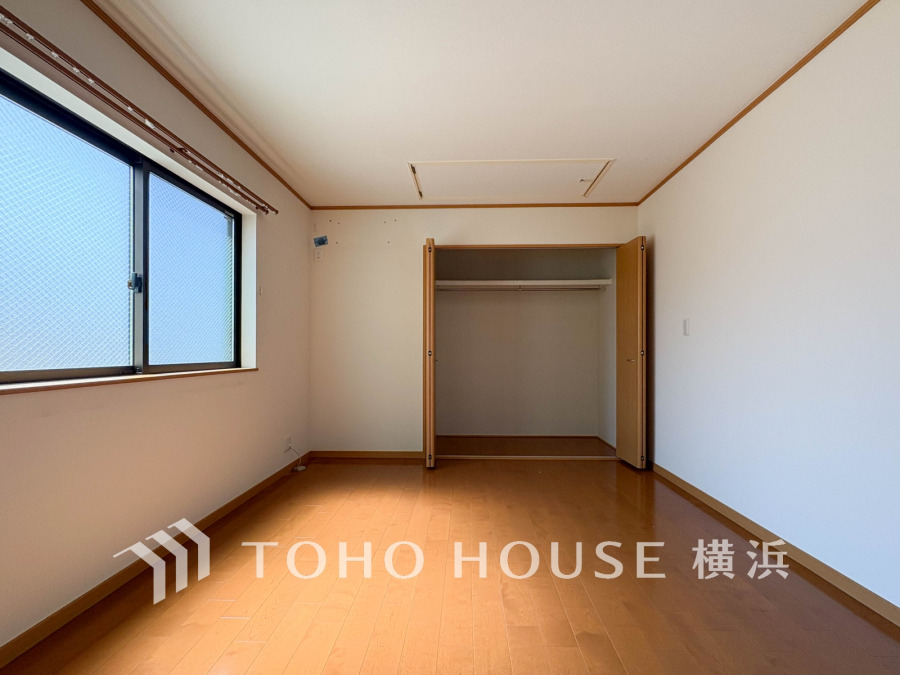 大きな窓からたっぷりと陽光が注がれる明るい空間。家族の成長に対応できる永住仕様の間取り。一日の疲れをいやしてくれる主寝室。時を忘れて過ごす場所として過ごせるお部屋