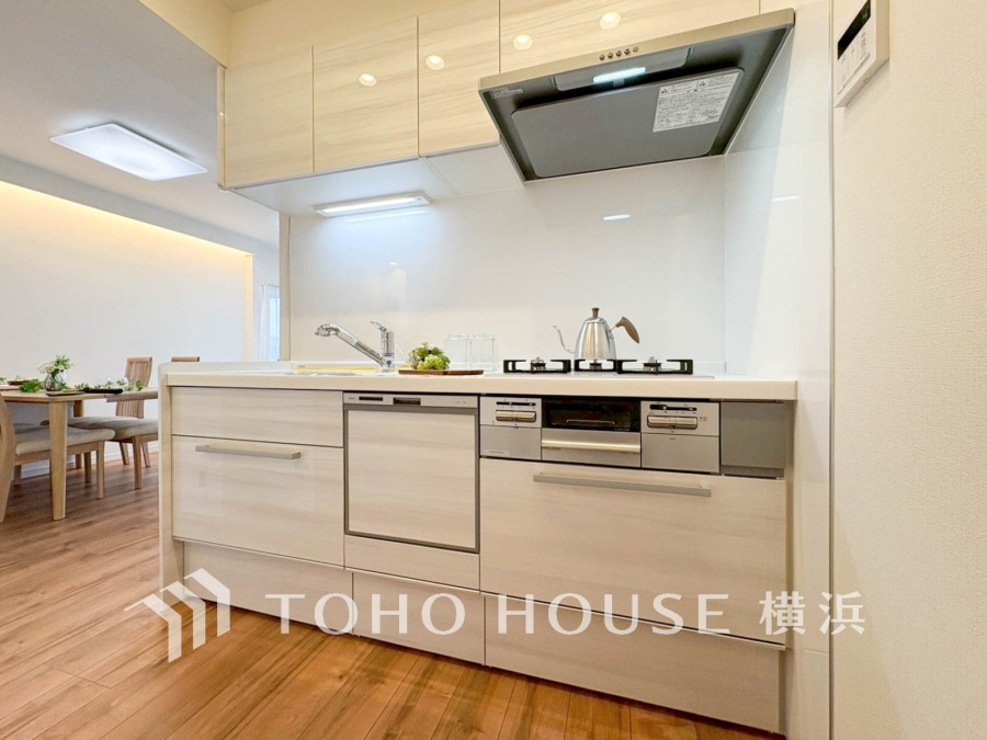 プライベートスペースを彩るインテリアとしての美と、快適な日常を支える機能性と強さがひとつになったキッチンです。開放的でゆとりある空間で、是非自慢の腕を振るって下さい☆