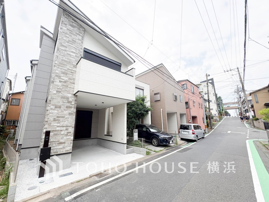 住む人を映し出す洗練された佇まいは、いつまでも輝き続けながらいつしか街の風景に溶け込んでいきます。