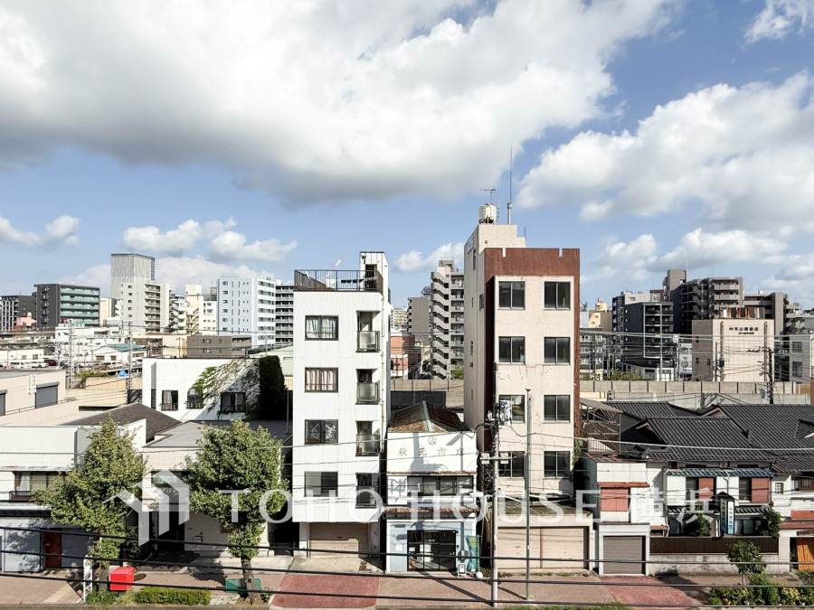 この開放感ある眺望と共に閑静な住宅街の季節感を演出する四季折々の変化を楽しめる心地よい場所となることでしょう。
