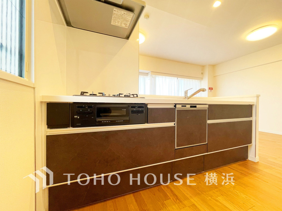 広く取られた対面キッチンは、リビングで寛ぐご家族と会話をしながらお料理が出来ます。高級感のあるカラーで空間をより上質な雰囲気にした、清潔感のあるデザインです。