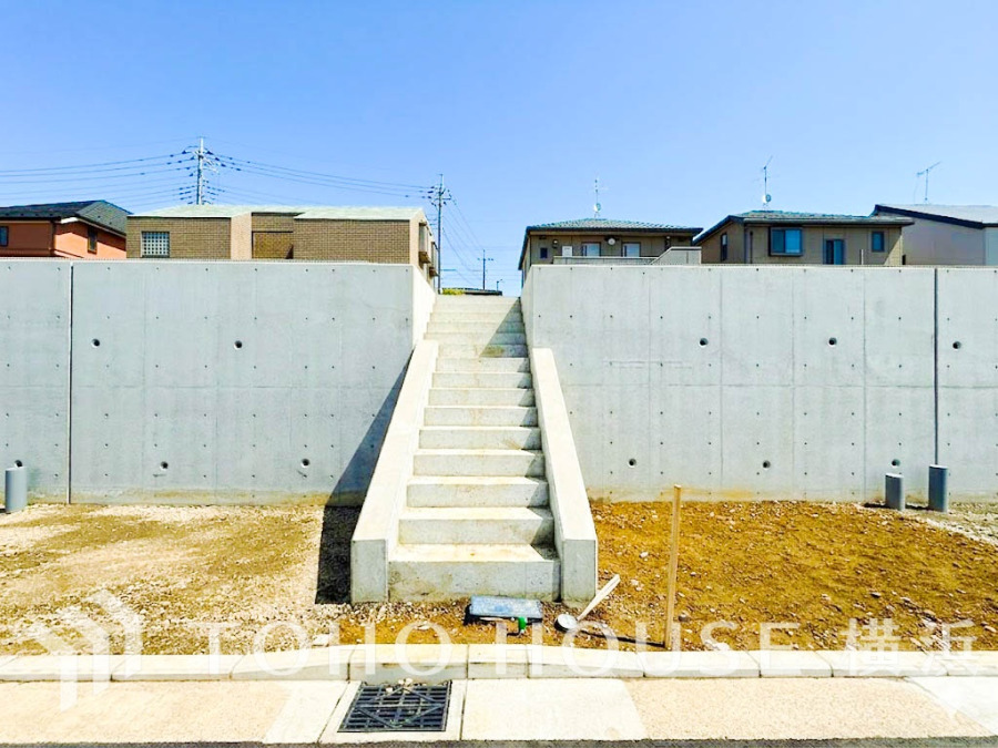 【2026年4月撮影】閑静な住宅街の陽当りに恵まれた土地。たくさんの想いが美しいカタチに彩られた時、そこにはひと時のくつろぎが生まれ、ゆっくりと愛着が育まれていきます。