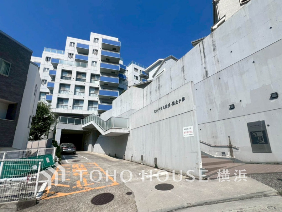 ふりそそぐ陽射しと開放的な空間形成。青空を背景に更なる美しさを醸す佇まい。暖かな陽光と爽やかな風がハーモニーを奏でる上質な空間を愉しむ暮らしがここにある。