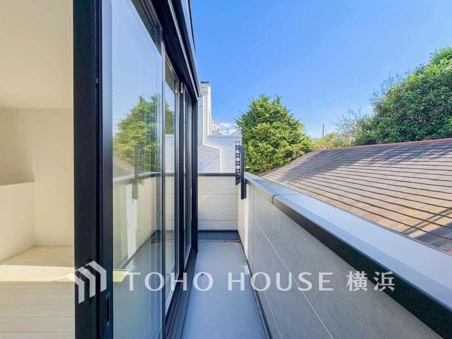 広いバルコニーは、暮らしの中での光と風を演出してくれています。見事なまでの開放的な空間をお楽しみください。