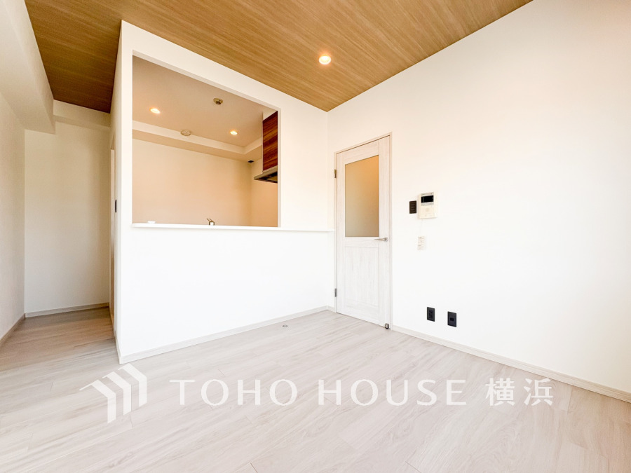 ここにはみんなが集い、食事と楽しい会話が始まる。話に夢中になりすぎて、ついつい時を忘れてしまう。そんな束の間の幸せを感じさせてくれる場所。