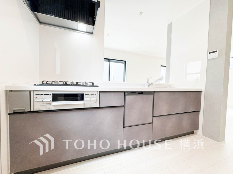 内装の主役でもあり、日常活躍する重要な水回りでもあるからこそ機能性・デザイン性に力を入れております。お手入れのしやすいシステムキッチンを採用しております。