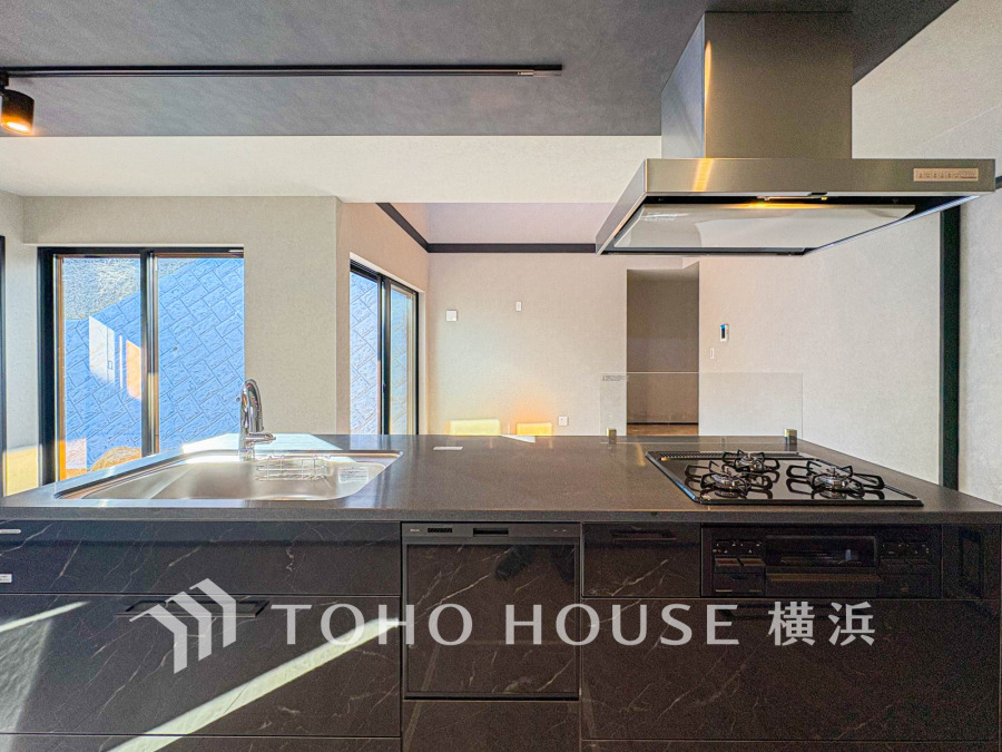 長い時間滞在するキッチンだからこそ、食事の準備を楽しい時間に、忙しい時でもスムーズに無駄なく作業できる、お手入れも簡単にできるなど、毎日を楽しくするキッチンスペースに仕上げました。