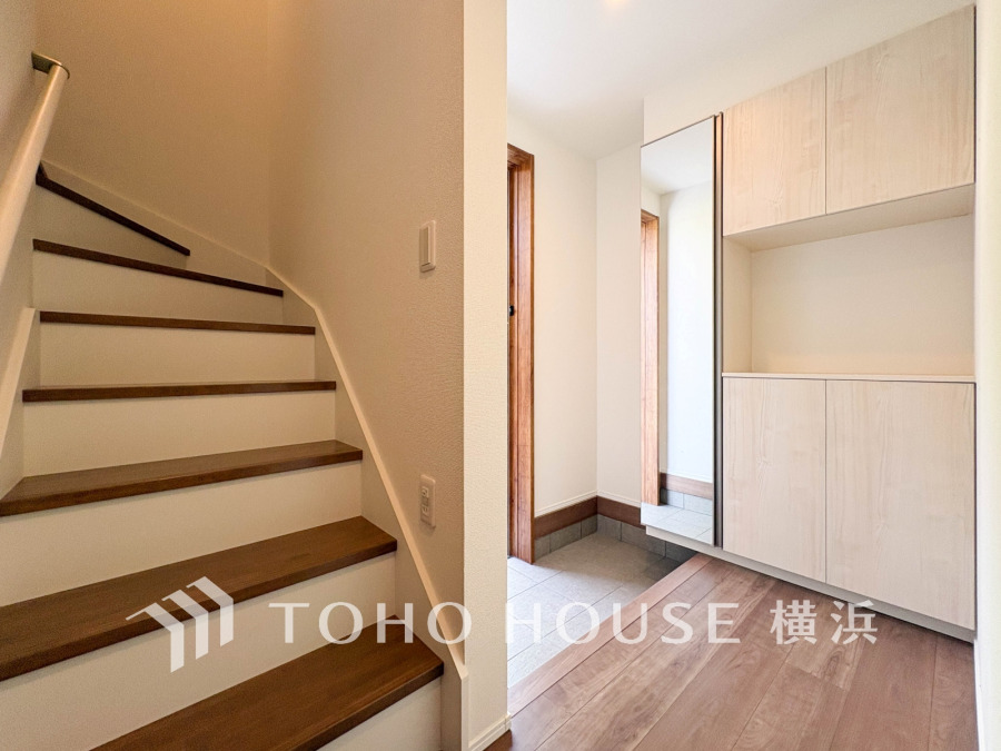 明るく清潔感のある玄関には大型のミラーのついたシューズボックスを設置しています。
