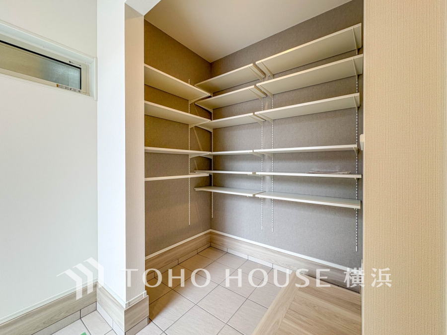 靴を履いたまま出入りできる大型のシューズインクローゼットが設けられています。靴類だけでなく、かさばる物も収納できます。