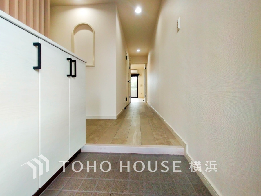 上質感漂う玄関と廊下。居住者の帰り、訪れる方を優しく迎える・安らぎに満ちた生活空間を予感させる。健やかな暮らしを楽しめることでしょう。