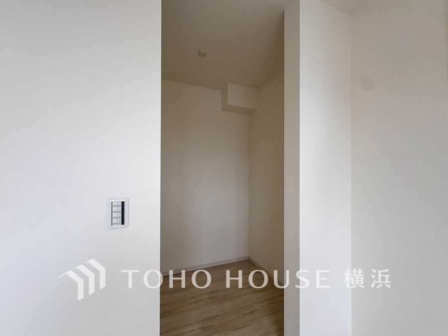 大切な衣類を機能的に収納できるウォークインクローゼット。ゴルフバッグやキャリーバッグなどもすっきりと片付けられます。高い収納率を実現する多彩な収納スペースを確保しました。