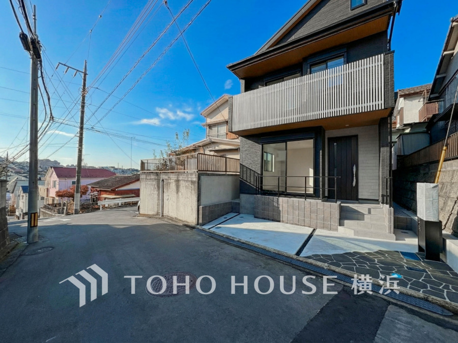 住む人を映し出す洗練された佇まいは、いつまでも輝き続けながらいつしか街の風景に溶け込んでいきます。