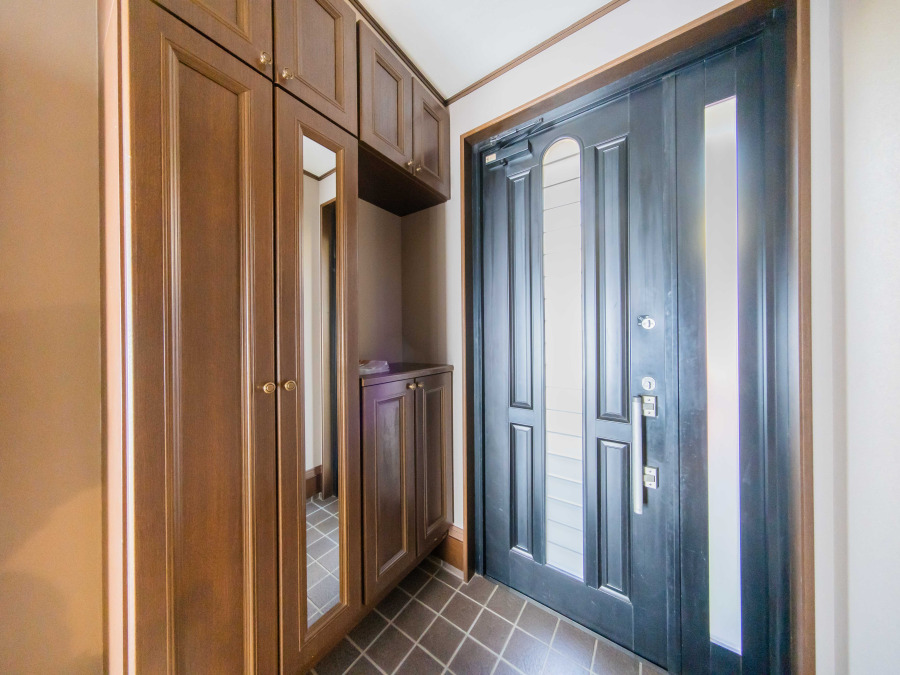 収納力の豊富なシューズインクローゼットを設置した玄関。落ち着いた色を基調としていて、上質感のある空間です。
