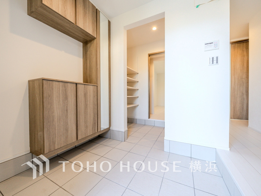 豊かなプライベートタイムへ誘うモダンテイストな玄関。デザインや素材が美しい調和を奏でている空間です。お客様をお迎えする玄関は落ち着いた雰囲気です。