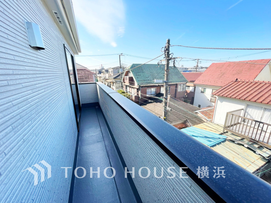 暮らしの中で光と風を演出してくれるバルコニー、見事なまでの開放的な空間を演出しながら、プライベート性も確保された空間は我が家の自慢。