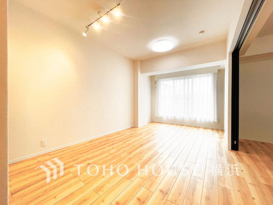 豊かな光が床材を照らしだすひと時、この場所には落ち着きと上質な空気感が流れます。ご家族やお友達との時間など、多くの時を刻む空間。何気なく過ぎる時でさえも上質なひと時となる快適な空間を目指して。