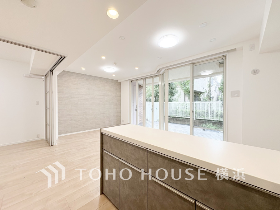 ここにはみんなが集い、食事と楽しい会話が始まる。話に夢中になりすぎて、ついつい時を忘れてしまう。そんな束の間の幸せを感じさせてくれる場所。