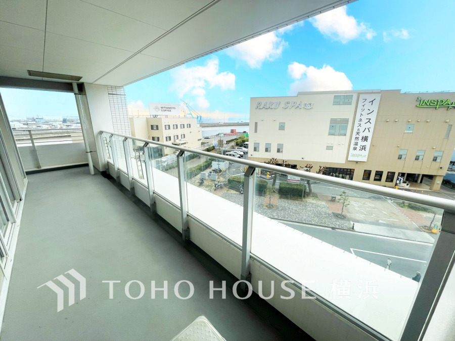 海や青い空、街の景色を身近に感じられる心地よい空間。爽やかな風と暖かな陽射しが紡ぐハーモニーが日々の暮らしのBGMになることでしょう。