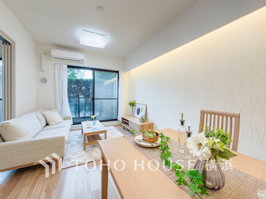 広々としたリビングダイニングは、シックでモダンな内装。落ち着いた雰囲気に包まれて、伸びやかな空間の中で、ゆったりと家族団らんのひとときを過ごせます。