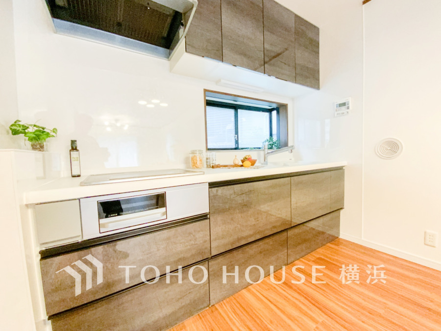 使い勝手の良い設備のキッチンで効率よくお料理もできます。食する料理に家族が舌鼓を打ち自然と笑いが絶えない空気感がそこに広がります。自慢の腕をふるってください。