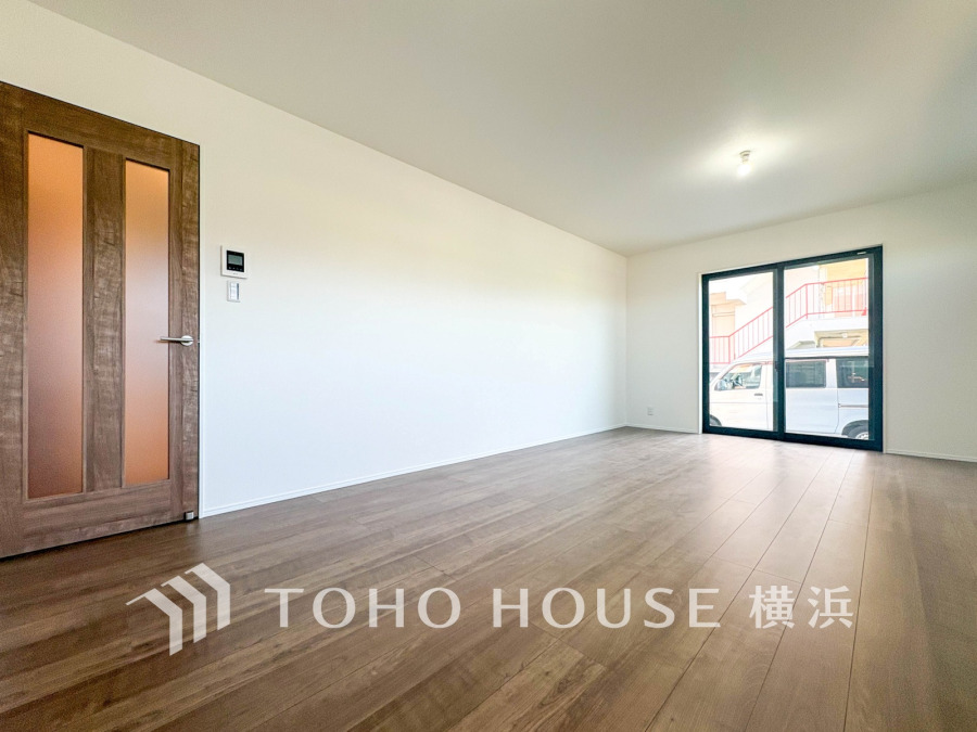 明るく開放的な空間が広がるLDK。室内には豊かな陽光が注ぎ込み、爽やかな住空間を演出。
