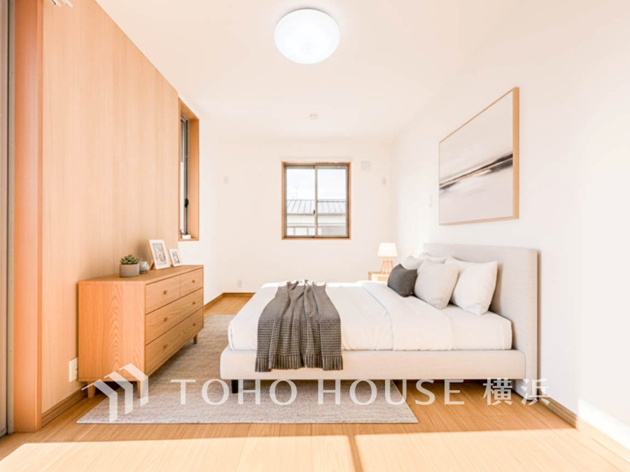 ゆとりと収納を確保した洋室。自分時間を充実させながら心豊かなひとときを過ごすための大切な空間です。（家具・装飾品はAI加工です）
