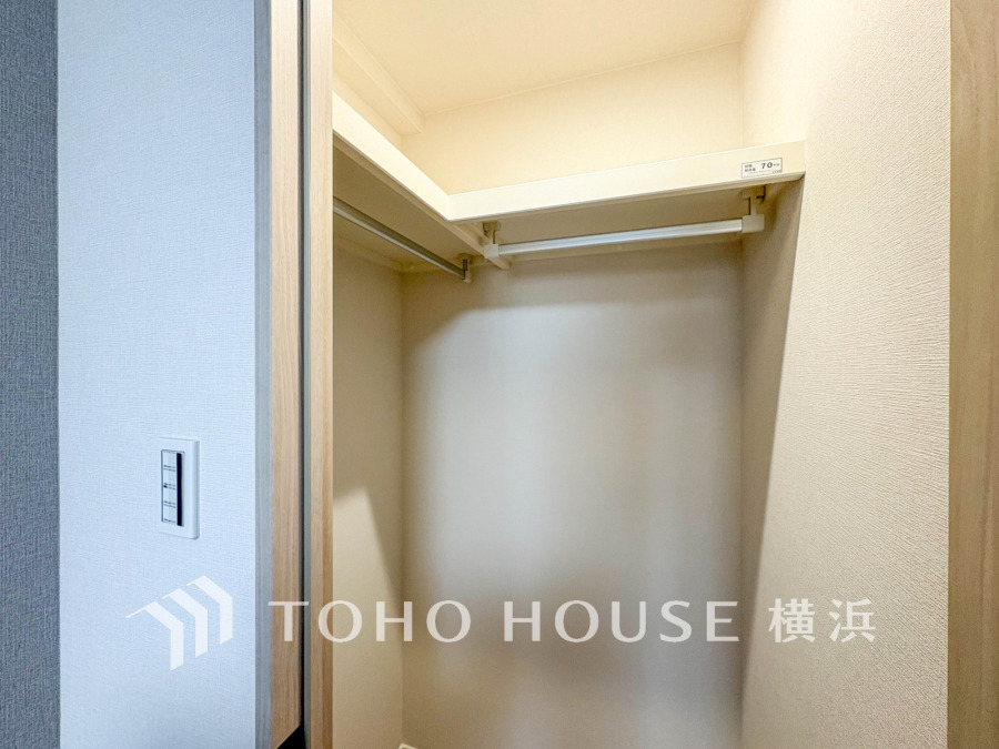 ウォークインクローゼットを完備。お子様のおもちゃやゴルフバックなど、大きなお荷物をお持ちの方や、季節物の家電製品やキャリーバック、お荷物が多い方でも安心のスペースです。