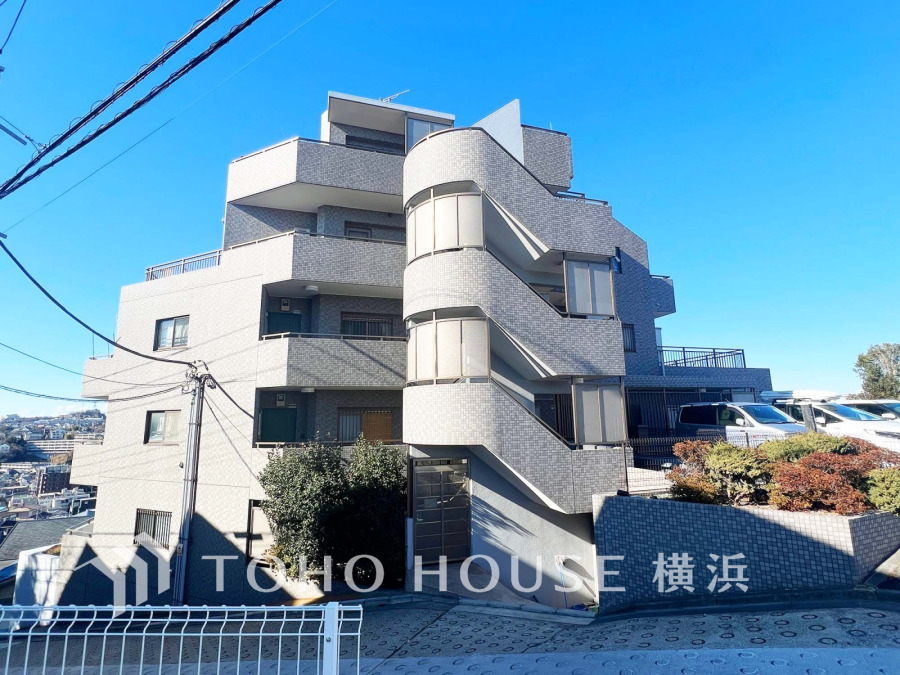 ふりそそぐ陽射しと開放的な空間形成。高台のメリットを存分に享受できる立地。暖かな陽光と爽やかな風がハーモニーを奏でる上質な空間を愉しむ暮らしがここにあります。