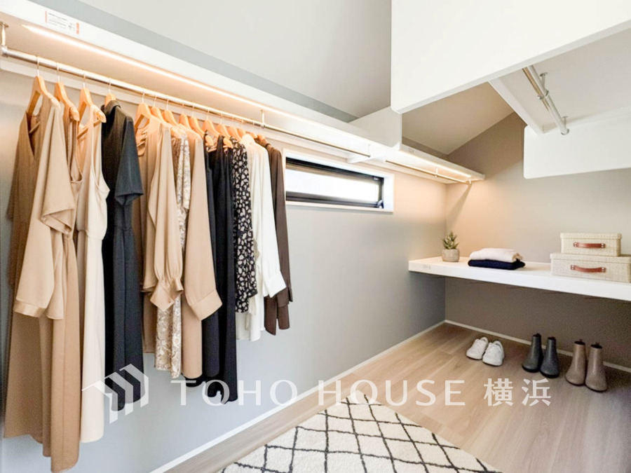 ひと目で収納物を確認できるウォークインクロゼットは、ゆとりの広さを備えた大型収納。数多くの衣類に加え、足元には引出しや衣装箱、シューズボックスなども収納することができます。（家具はAI加工）