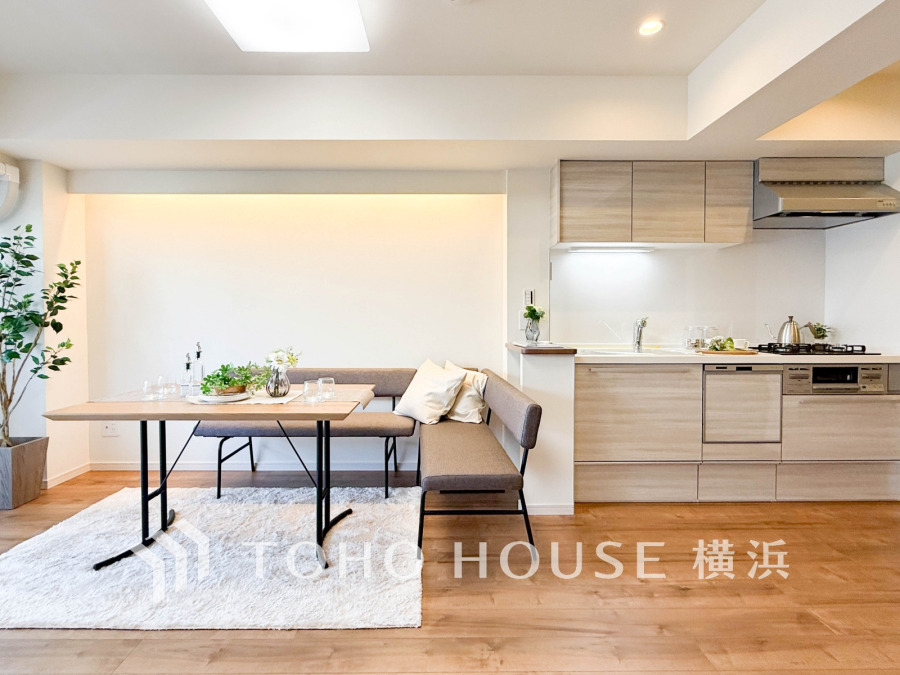 明るく開放的な空間が広がるLDK。室内には豊かな陽光が注ぎ込み、爽やかな住空間を演出。ホームパーティーでもゲストと一緒に料理を楽しみながら楽しい時間を過ごせそう。