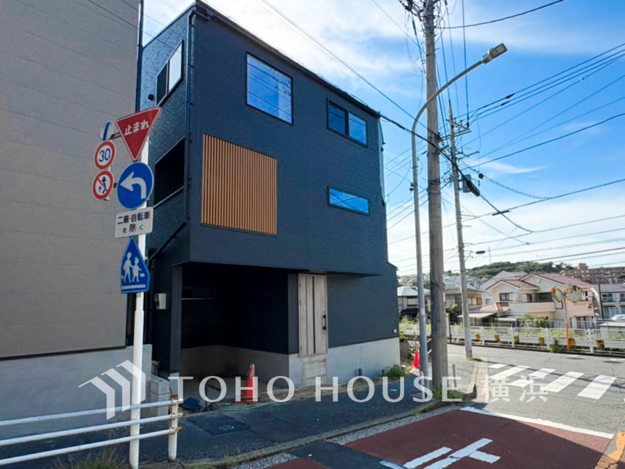穏やかな風と陽光を導き、プライバシーに配慮された設計プランを採用し、居住性を一段と心地よいものにしています。周辺環境とのコラボレーションにより明るく開放的な空間を演出。