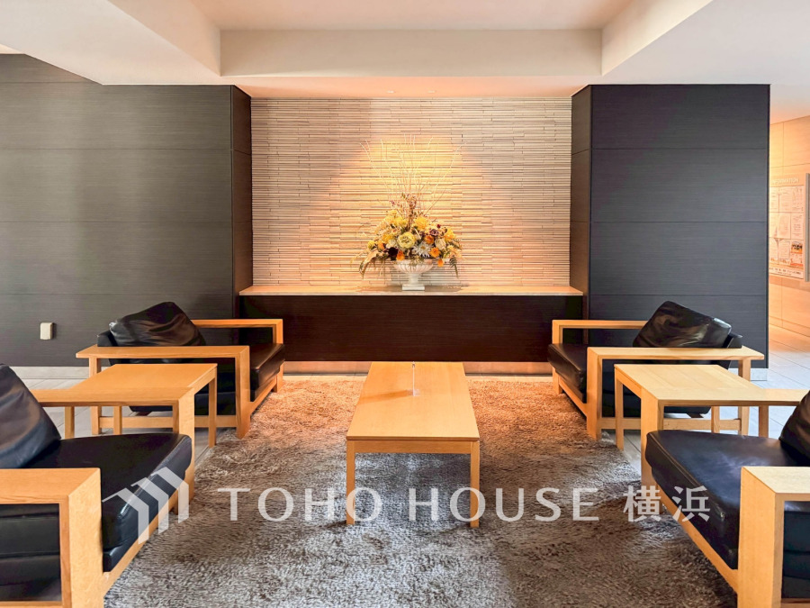 落ち着いた色調のソファとテーブルが並ぶ、上質で寛げる共用ラウンジ空間です。