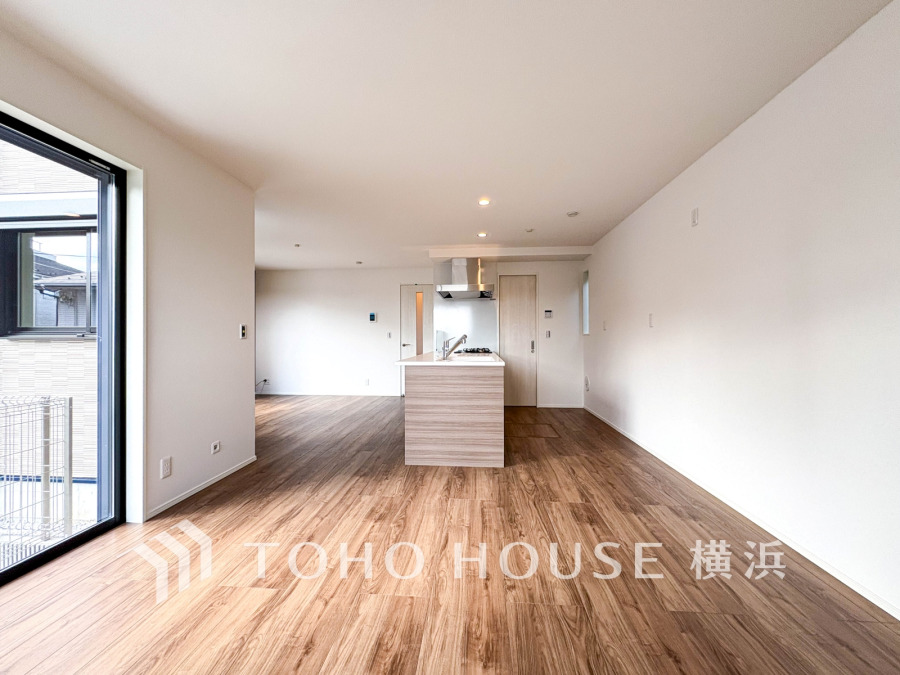 明るく開放的な空間が広がるLDK。室内には豊かな陽光が注ぎ込み、爽やかな住空間を演出。
