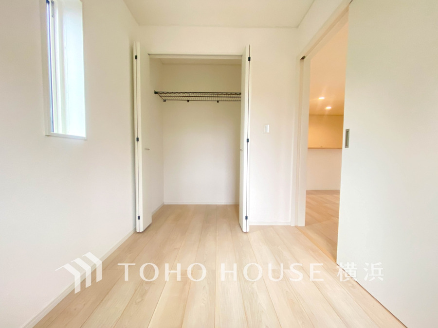 穏やかな風と陽光を導き、プライバシーに配慮された設計プランを採用し、居住性を一段と心地よいものにしています。明るく開放的な空間を演出しております。