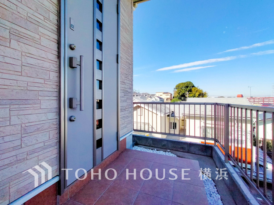 上質感漂う玄関へのアプローチ。居住者の帰り、訪れる方を優しく迎える・安らぎに満ちた生活空間を予感させる。健やかな暮らしを楽しめそう。