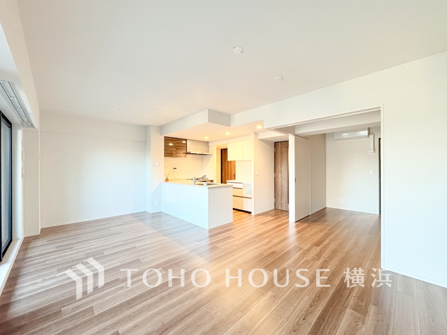 家族と過ごすひと時を溢れる光が優しく包み込むリビングダイニング。家族とともに、心穏やかに過ごすひととき。家族との時間、自分の時間を大切にできる空間がここにあります。