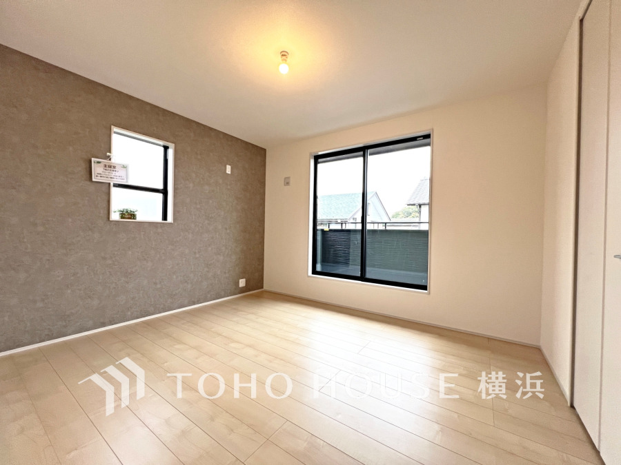 バルコニーに面した明るい洋室。穏やかな陽射しが、ゆったりとした寛ぎの時間を包みます。
