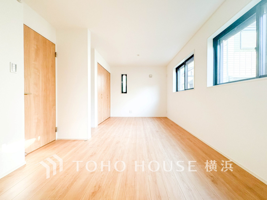 明るい光が差し込むシンプルで広々としたサービスルーム。2ドア2クローゼット仕様で将来間仕切りすることも可能なフレキシブルな住空間です。