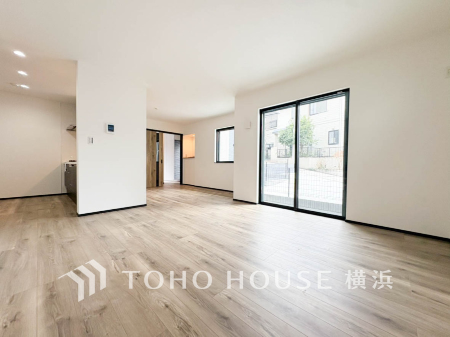 家族みんなが爽やかに健やかに過ごせるように、溢れる光をたっぷり取り込んだリビングダイニング。集いの場、憩いの場としての快適性を求めたやすらぎの空間です。