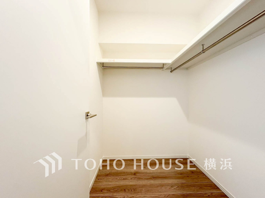 たっぷりとした収納スペース・ウォークインクローゼット。その収納力は是非ご自身の目でお確かめください。冬物のコートやスーツなど、大切なお洋服を皺なく収納できます。