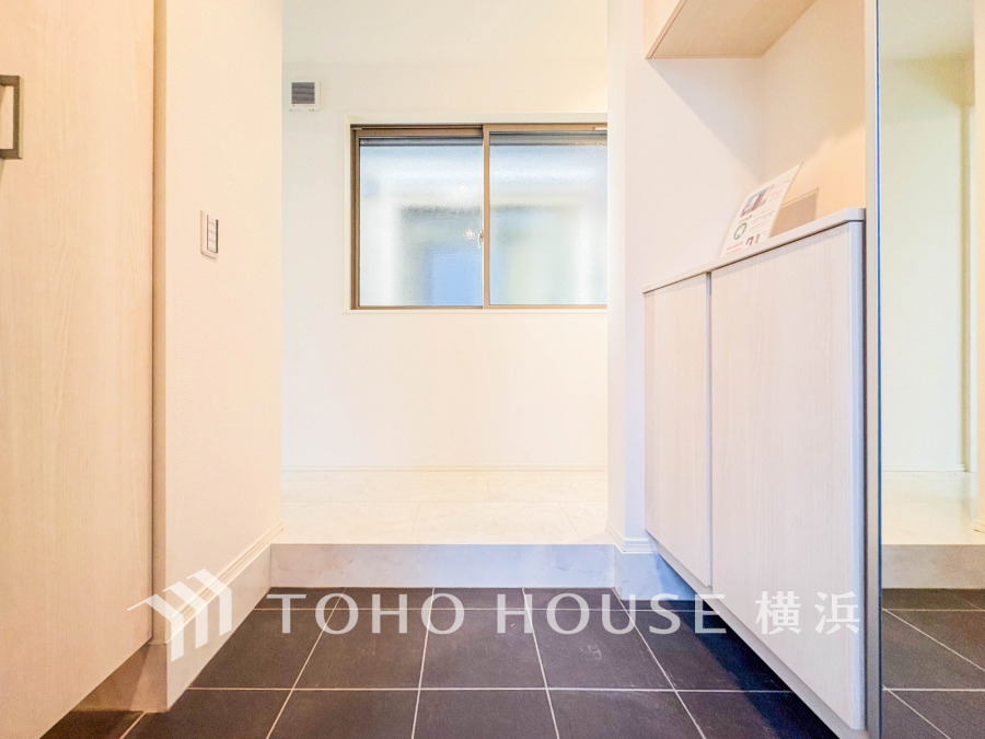 清潔感あふれる玄関ホール。収納豊富なシューズボックスでスッキリとした空間を実現しています。