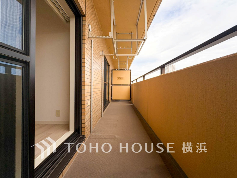 暮らしの中で光と風を演出してくれるバルコニー、見事なまでの開放的な空間を演出しながら、プライベート性も確保された空間は我が家の自慢。