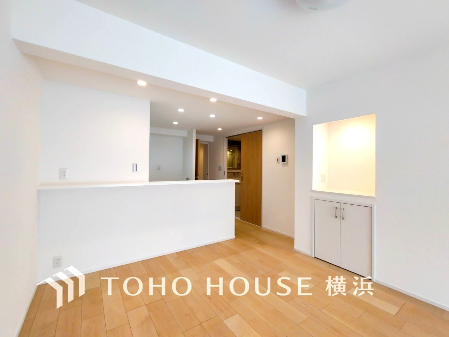 光と風が溢れる開放的なLDKには、自然と家族みんなが集まってきます。明るく穏やかな空気が流れるこの場所は、豊かな寛ぎと笑顔の団欒をいつも優しく守ってくれることでしょう。