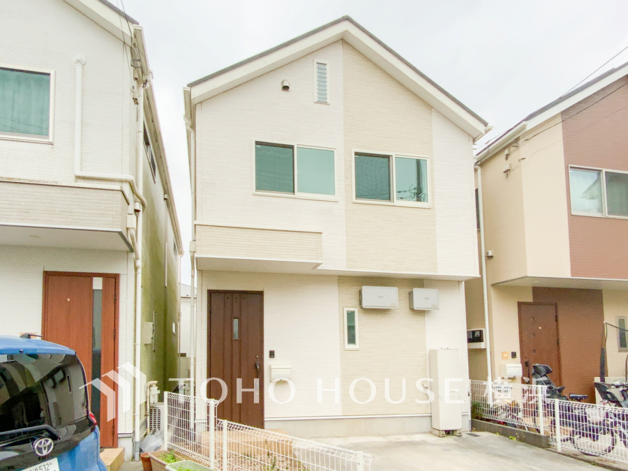 ゆったりとした駐車スペースを確保いたしましたので、大きめのお車でも駐車可能です。自転車やバイクなど、ゆとりのある敷地で置き場所に困ることはないでしょう。